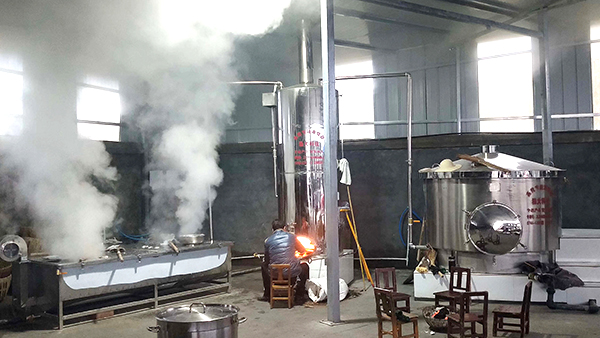 引進(jìn)大型釀酒設(shè)備做甜桿酒，以酒帶產(chǎn)，強(qiáng)村富民促振興