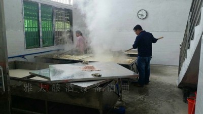 固態(tài)釀酒蒸糧時用蒸汽釀酒設(shè)備好，還是木甑好？