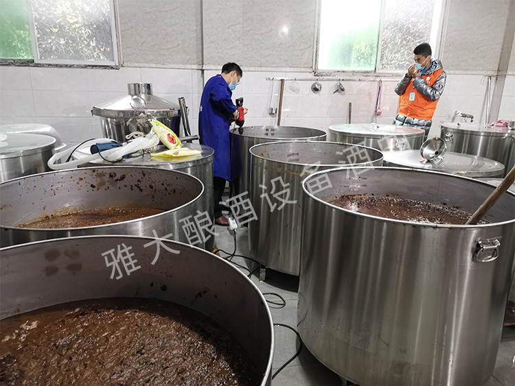 7.將紅棗鏟入不銹鋼發(fā)酵桶，加水后繼續(xù)打碎