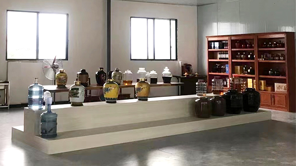 引進(jìn)做酒設(shè)備開(kāi)酒坊，信心滿滿打造特色餐館