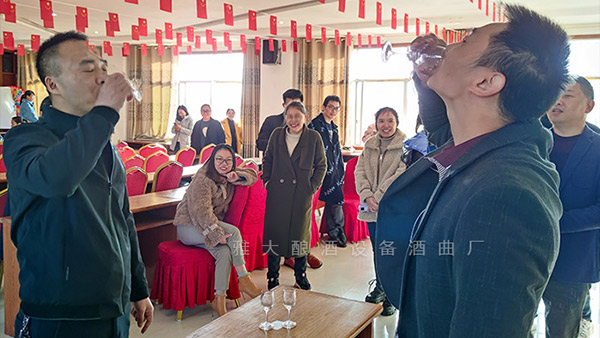 喝做酒設(shè)備釀造的白酒，為何要備1瓶礦泉水？只有懂酒的人才知道