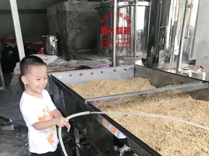 教孫子用雅大釀酒設(shè)備做酒，體驗傳統(tǒng)釀酒文化