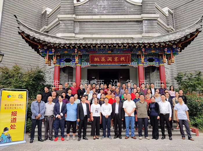 桃花源不僅桃花美，用熟料釀酒設(shè)備釀造的桃花酒更美