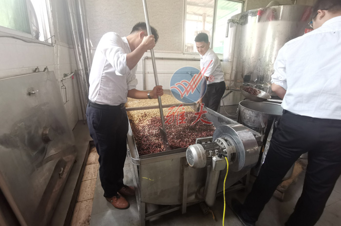 3、蔣蒸好的蓮子鏟出1