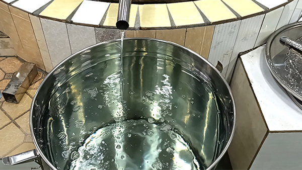 用釀酒蒸餾設(shè)備做酒，多少斤糧食才能出一斤酒。