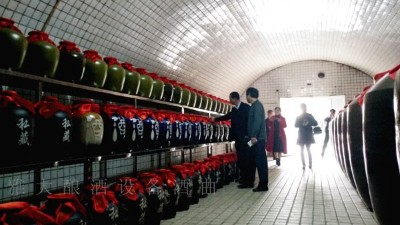 驚！原來用釀酒白酒設(shè)備釀造企業(yè)定制酒好處這么多！