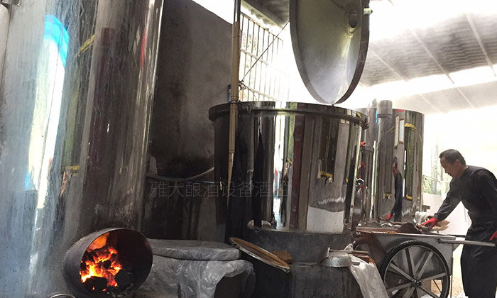 12.27用雅大純糧釀酒設(shè)備，60歲的老人也可操作一個傳統(tǒng)酒坊