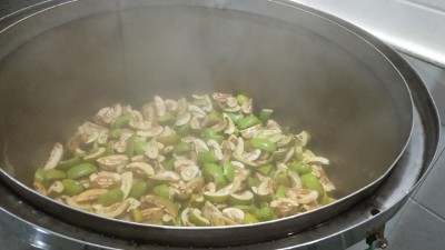 木瓜價格持續(xù)走低利潤低？試試用烤酒設備將它們釀成酒吧！