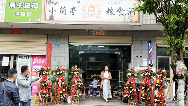 父親用純糧釀酒設(shè)備做酒 老婆看店我推廣，每天來(lái)買酒的人擠爆門檻