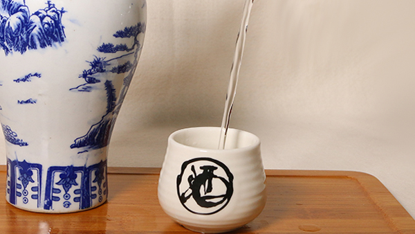 【大型釀酒設(shè)備】通過拉酒線鑒別酒質(zhì)好壞，這招靠譜嗎？