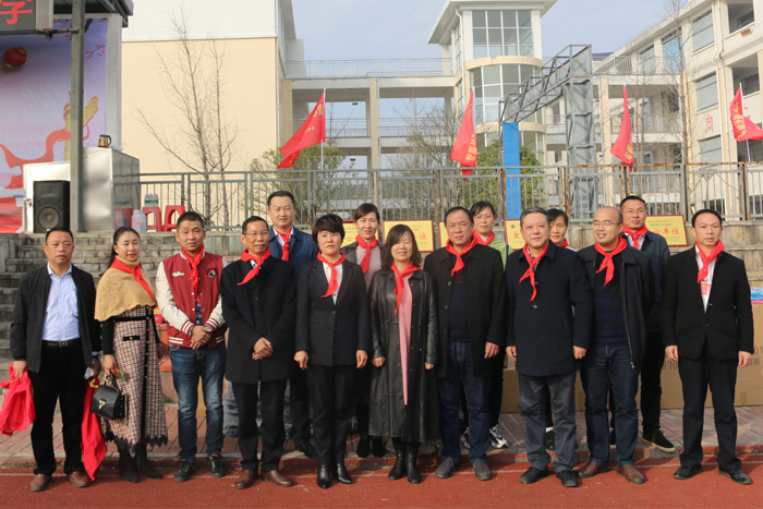 出席本次活動的政、企、校代表一行人合影