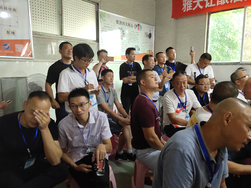 白酒蒸餾課上，學(xué)員們都在認(rèn)真做筆記