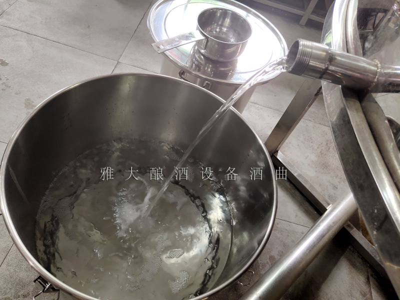 1小時(shí)后，1000斤釀酒設(shè)備開始出酒