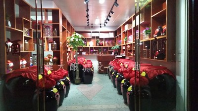 小酒坊開啟現(xiàn)蒸現(xiàn)賣模式，純糧釀酒設(shè)備做酒過程對(duì)外全公開！