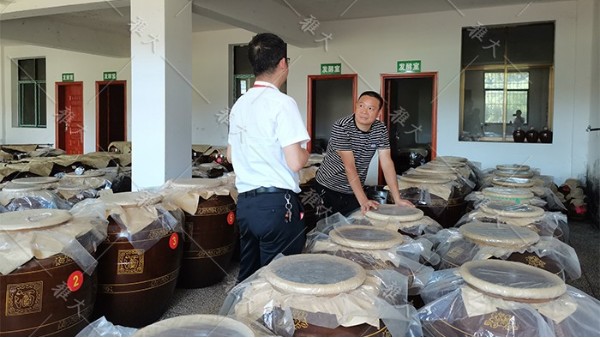 他引進(jìn)白酒釀造設(shè)備，返鄉(xiāng)當(dāng)起釀酒師，致富路上酒香四溢