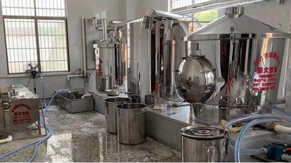 70后企業(yè)家引進(jìn)不銹鋼釀酒設(shè)備釀酒，助推鄉(xiāng)村振興！