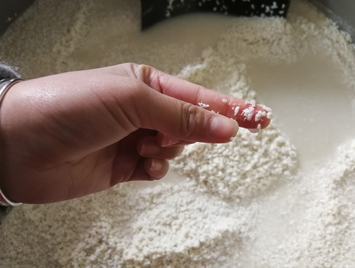 糯米浸泡4小時，米粒輕捏即碎