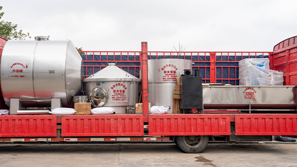 春分窖池醒｜懂行的老板已到雅大搶設(shè)備，今年頭茬酒就看這一窖！