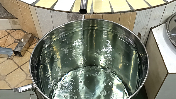 用烤酒設(shè)備烤酒時(shí)，怎樣才能得到更多低度酒？