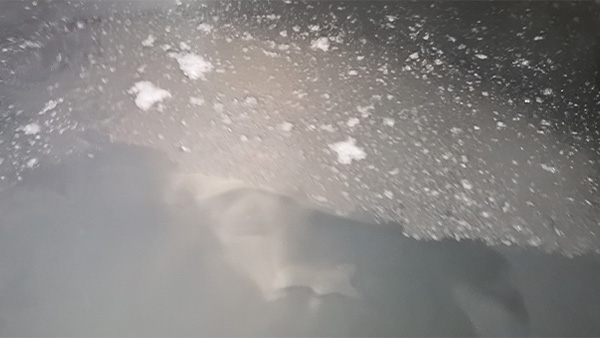 冬季白酒出現(xiàn)白色絮狀沉淀是怎么回事？酒還能喝嗎？