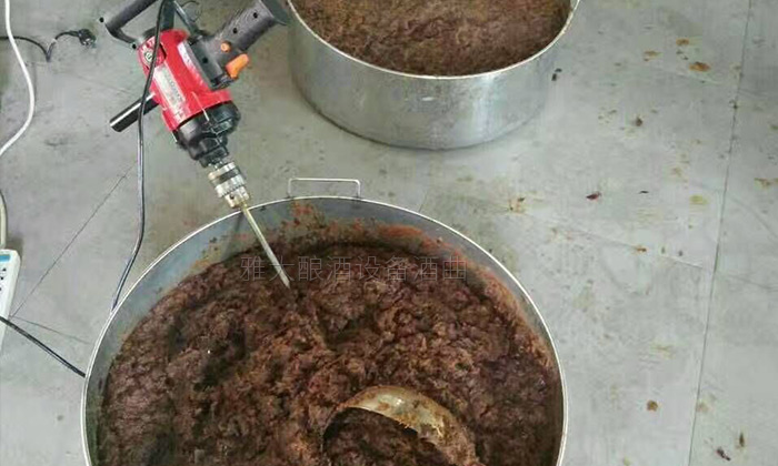 10.10紅棗釀酒技術-下曲后攪拌均勻