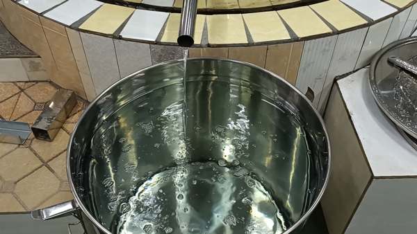 劉總回家開大型釀酒設(shè)備酒廠，實(shí)現(xiàn)中年留守村民再就業(yè)！