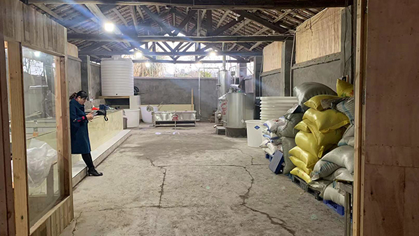 每天用不銹鋼釀酒設(shè)備烤2鍋酒，每鍋酒售價1800元