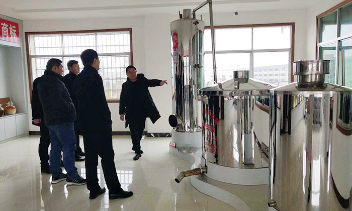 集團(tuán)領(lǐng)導(dǎo)童總一行四人來(lái)參觀(guān)雅大釀酒設(shè)備
