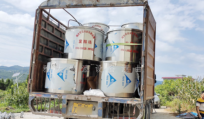 10.28冉總制酒設(shè)備發(fā)貨，蔣總隨車上門指導(dǎo)