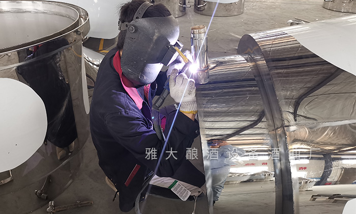 雅大釀酒設(shè)備細(xì)細(xì)打磨，以保證每臺(tái)設(shè)備的質(zhì)量