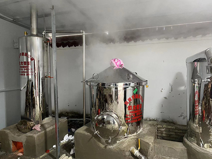 雅大釀酒設(shè)備蒸汽量大，蒸酒速度快，不糊鍋