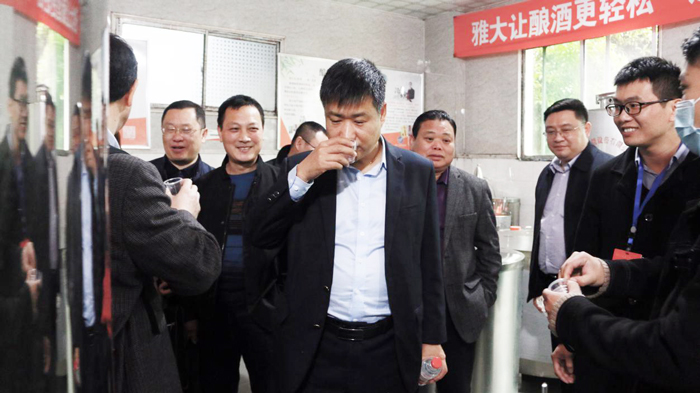 4蒸酒車(chē)間品酒