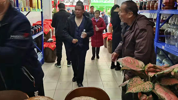 【小型酒廠釀酒設(shè)備】縣鄉(xiāng)酒市場(chǎng)，春節(jié)消費(fèi)的重頭戲