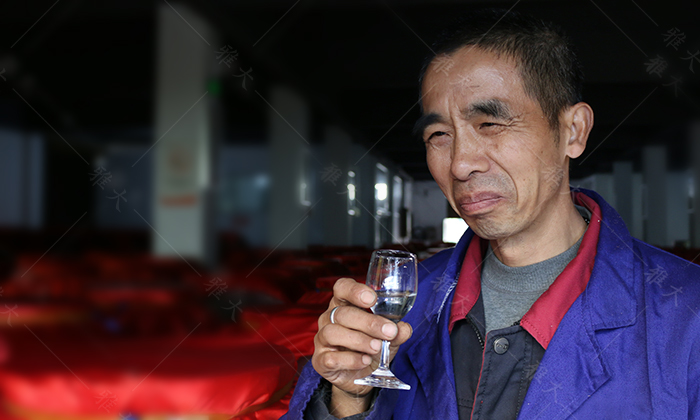 劣質(zhì)白酒的香氣，讓人不適