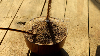 用白酒釀造設(shè)備釀出的白酒有苦味、澀味、臭味是怎么回事？