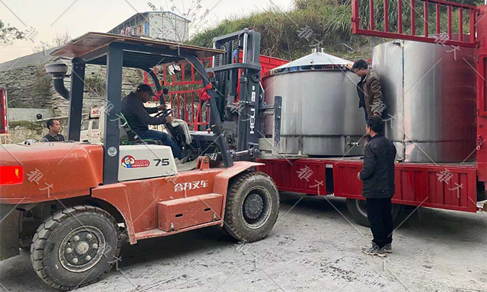 1.29-2000斤大型釀酒設(shè)備由專(zhuān)車(chē)運(yùn)到尚源生物