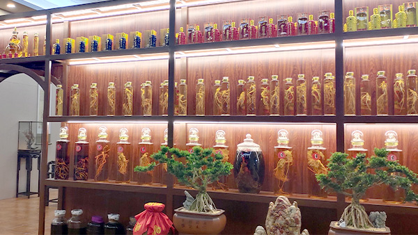 用小型白酒設(shè)備開(kāi)酒坊，怎樣才能在同行中脫穎而出？