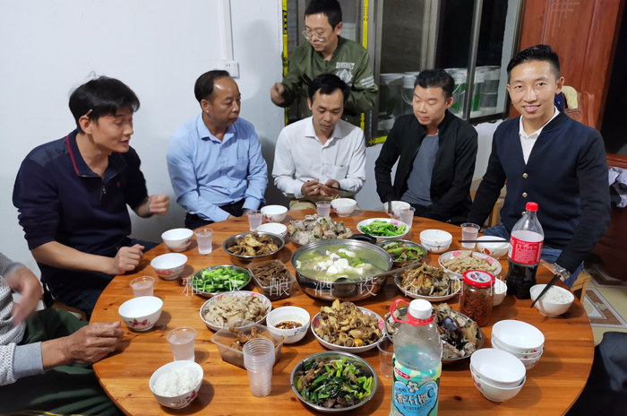 10.15雅大魏老師上門指導(dǎo)客戶釀酒，喝自家酒坊釀的純糧酒