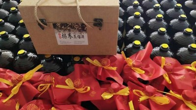 農(nóng)村老漢用山間野果結(jié)合現(xiàn)代制酒設(shè)備做酒，30元/斤還不愁賣