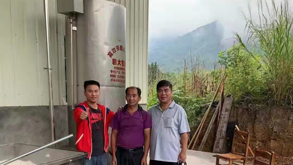 引進(jìn)大型釀酒設(shè)備，利用家鄉(xiāng)的優(yōu)勢資源做窖藏酒！