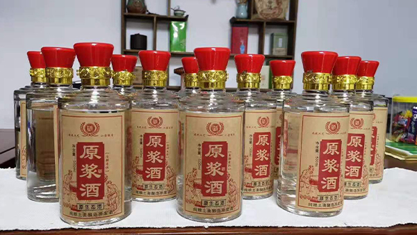 堅(jiān)持用白酒釀酒設(shè)備做純糧酒，每天釀2鍋酒還不夠賣！