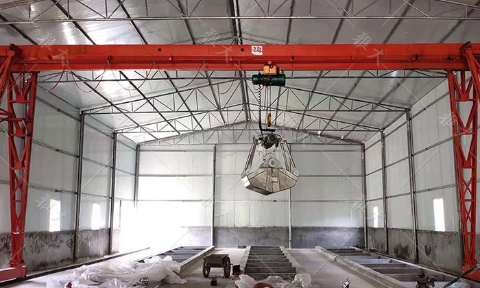 95 航吊+不銹鋼抓斗取料，省時(shí)省力