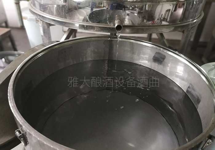 9.3蒸汽釀酒設(shè)備釀出來的同一鍋酒，不同階段酒質(zhì)不一樣