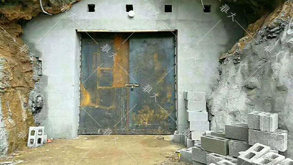 引進大型釀酒設(shè)備，酒旅融合，依托溶洞優(yōu)勢資源打造特色洞藏酒