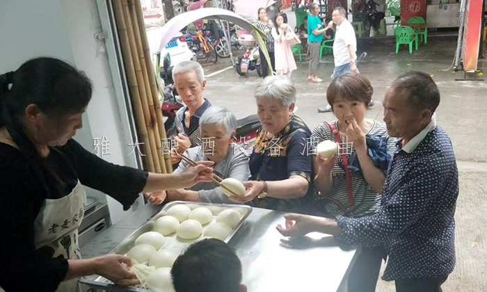 11.24-王姐用小型蒸酒設(shè)備開酒坊，酒釀做饅頭，愛情事業(yè)雙豐收包子店