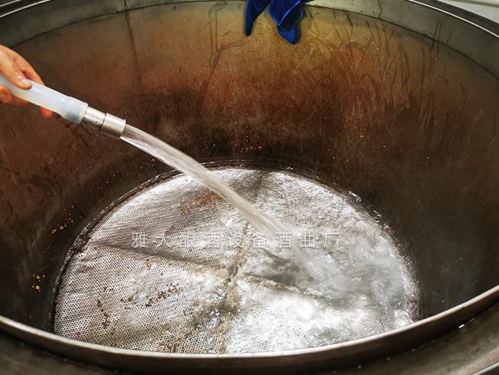 用雅大烤酒設(shè)備蒸完酒后，清洗干凈容器