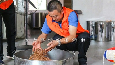 11月，雅大迎來了釀酒實操教學(xué)小高峰，學(xué)員們擼起袖子加油干