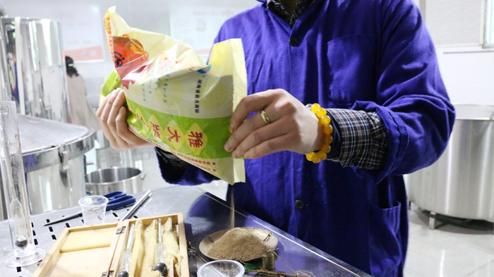 6、按比例稱(chēng)好雅大水果酒曲