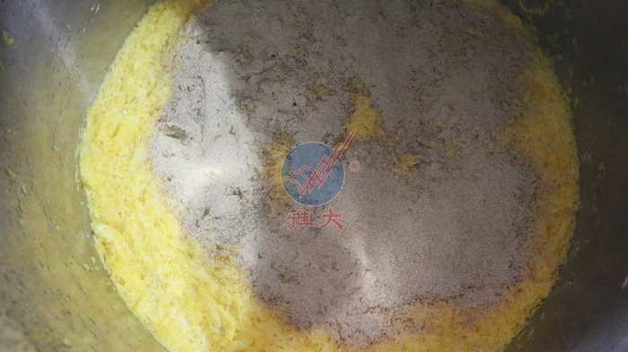 7、將稱(chēng)好的酒曲倒入其中