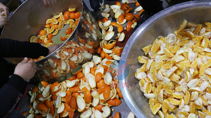 1、橙子酒釀酒技術(shù)-切開(kāi)去皮